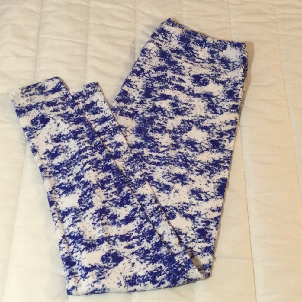 NWOT LuLaRoe Blue and White Patterned Leggings